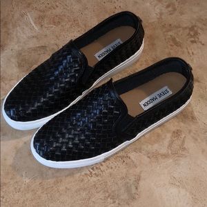 Steve Madden black slip ons💕